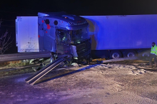 Bei Espang: Lkw auf der B 320 in Leitschiene gekracht, Straße gesperrt