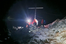 In Turnschuhen und Jogginghose auf verschneiten Berggipfel „gestrandet“