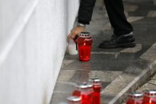 V Novem mestu bo Golob predstavil ukrepe za večjo varnost. Na Glavnem trgu se že zbirajo ljudje.