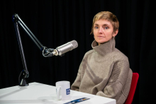 Gledališki esej Skrunilka gnezda Ane Schnabl o ideološki razklanosti v družinskem okolju