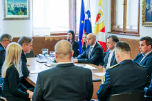 Večja pooblastila policiji, kazni za povratništvo, nič več otroških dodatkov za mladoletne mame