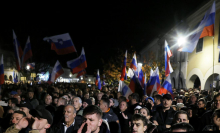 Na za zdaj mirnem shodu v Novem mestu več kot 10.000 ljudi. Župani opozorili na zaostrene razmere.