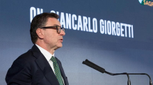 Manovra, Giorgetti: “Più soldi dalle banche? Non sono il Papa o Trump, decide il Parlamento”