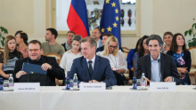 Vlada interventno rešuje svoj neizvedljiv zakon o dolgotrajni oskrbi – kaj popravljajo?