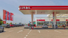 Lukoil svoje črpalke v tujini, tudi na Balkanu, prodal švedskemu milijarderju