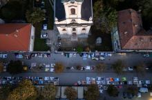 V Novi Sad se pred obletnico zrušenja nadstreška zgrinjajo študenti. Vučić pozval k dialogu.