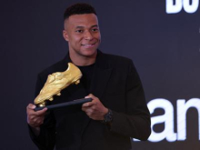 Zlata kopačka v rokah Kyliana Mbappeja