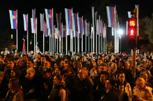 Množica v Novem Sadu navdušeno pozdravila mlade, ki so pripešačili v mesto