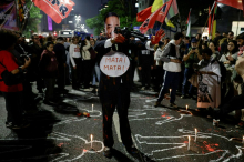 Na tisoče ljudi protestiralo proti policijski raciji, v kateri je umrlo 121 ljudi