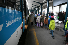 V Sloveniji se je lani število železniških potniških kilometrov povečalo za petino