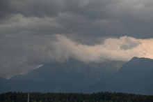 V noči na ponedeljek ponekod nevihte, na zahodu države že padavine