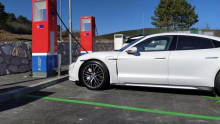 Petrol pocenil polnjenje električnih avtov, a je kilovatna ura še vedno nad povprečjem