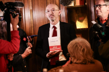 Goncourteva nagrada letos Laurentu Mauvignierju in družinski sagi Prazna hiša