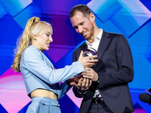 Janja Garnbret s podporniki zbrala skoraj 320.000 evrov in dobrodelno palico predala Tinetu Urnautu