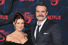 Nach angeblicher Anzeige: Millie Bobby Brown zeigt sich mit Serien-Papa