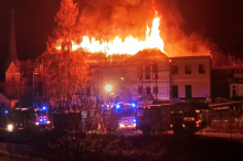 Großeinsatz der Feuerwehren: Alte Volksschule in Wieting brennt 