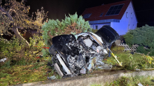 Verkehr: Auto mehrfach überschlagen - Unfall endet im Vorgarten