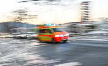 Voznik reševalnega vozila na nujni vožnji trčil v tovornjak. Sopotnik umrl, voznik hudo poškodovan.