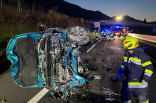 Zwei Verletzte: Auto auf Autobahn bei Mautern mehrfach überschlagen