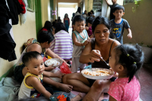 Filipinom se bliža supertajfun Fung-vong, zaradi katerega so evakuirali skoraj milijon ljudi