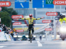 Jonas Vingegaard kljub padcu do zmage na kriteriju v Saitami #video