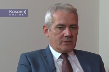 VERBALNI SUKOB ISPRED BIRAČKOG MESTA! Svečlja se sukobio sa mladićem zbog onog što je nosio na reveru: Ministre, vidimo se na sudu (VIDEO)