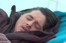 UGLJEŠA MRDIĆ ZAVRŠIO U KOLIMA HITNE POMOĆI: Spustili ga niz stepenice do saniteta pa ga posle ukazane pomoći vratili u šator