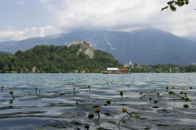 Sodišče prepovedalo oddajanje dveh stanovanj na Bledu v kratkoročni najem
