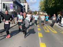 Slovenec uradno Guinnessov rekorder za pretečeni maraton s harmoniko v rokah