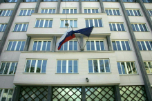 Moški želel izročiti pištolo predsedniku vlade, posredovala je policija