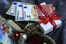 Poslanci potrdili obvezno božičnico in spremembe za normirance