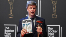 Davidu Szalayu nagrada booker za roman Flesh, neprijetno raziskavo sodobne moškosti