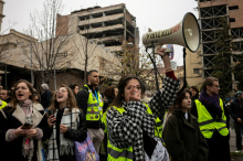 Protestniki v Beogradu ustvarili živi zid okoli stavb Generalštaba