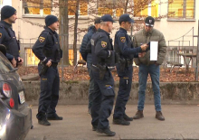 Moški želel izročiti orožje predsedniku vlade, posredovala je policija