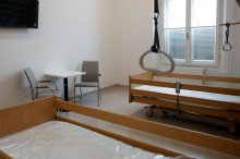 Na spletu zakrožil posnetek nasilnega ravnanja z oskrbovanko. Ministrstvo zlorabo obsodilo.