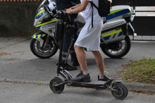 Na seji vlade o potrjevanju delovnih zvezkov, dvigu starostne meje za e-skiroje in predaji orožja