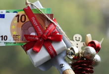 Ali lahko pobuda za oceno ustavnosti ustavi izplačilo božičnice? Pravnik Kaučič meni, da (letos) ne.