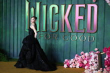Co-Star schritt ein: Ariana Grande bei „Wicked“-Premiere von Mann angegriffen