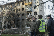 V ruskem napadu na Kijev ubitih najmanj pet ljudi, več je ranjenih. Napadi tudi v Rusiji.