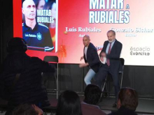 Stric z jajci nad Luisa Rubialesa #video