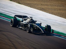 Skrivnostni črni ferrari na stezi v Imoli