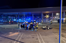 Pkw zerreißt es: Autobatterie durchschlägt Glasscheibe von Gebäude