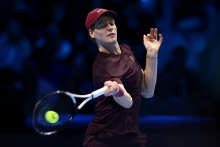 Sinner je imel nekaj težav le v prvem nizu