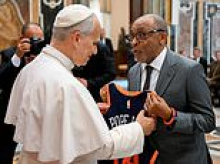 Pope gets New York Knicks basketball jersey as he meets Spike Lee, Monica Bellucci and Kate Blanchett