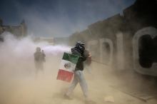 Na množičnih protivladnih protestih v Ciudadu de Mexicu ranjenih najmanj 120 ljudi