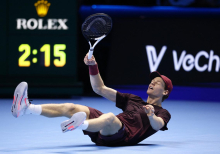 Sinner po napetem obračunu ugnal Alcaraza in ubranil naslov v Torinu