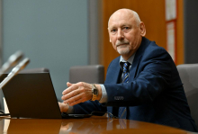 Pred odborom se predstavlja kandidat za notranjega ministra Branko Zlobko