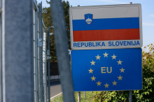 Število nezakonitih prehodov meje se je letos skoraj prepolovilo