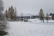 Ponekod po državi se sneg oprijema cestišča, na izpostavljenih mestih mogoča poledica