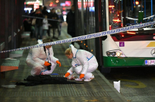 Napadeni voznik avtobusa zunaj smrtne nevarnosti, osumljenec ostaja v priporu